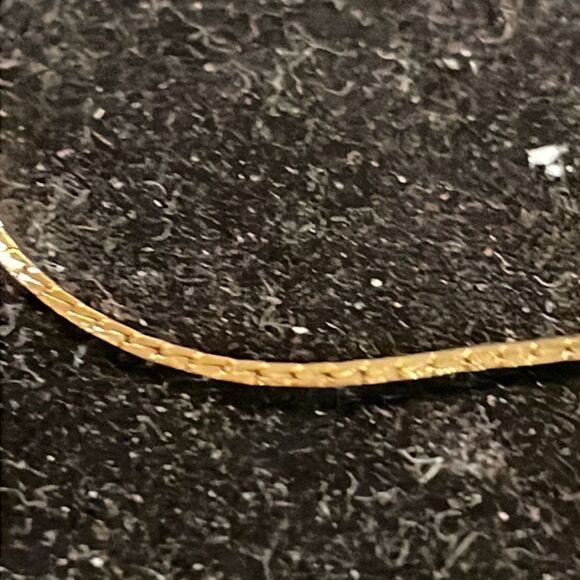 Vintage 7.5” Avon gold tone Herringbone chain bracelet with a spring clasp - Picture 2 of 8